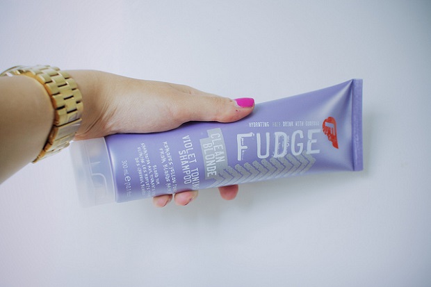 Fudge Clean Blonde -shampoo on yksi tehokkaimpia hopeashampoita (Kuva: Maria Morri CC BY-SA 2.0)