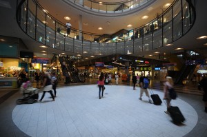 Kauppakeskus Kamppi houkuttelee lukuisia ihmisiä ostoksille päivittäin