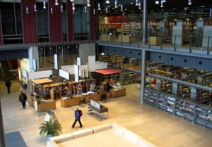 Sellon kirjasto kauppakeskuksen yhteydessä